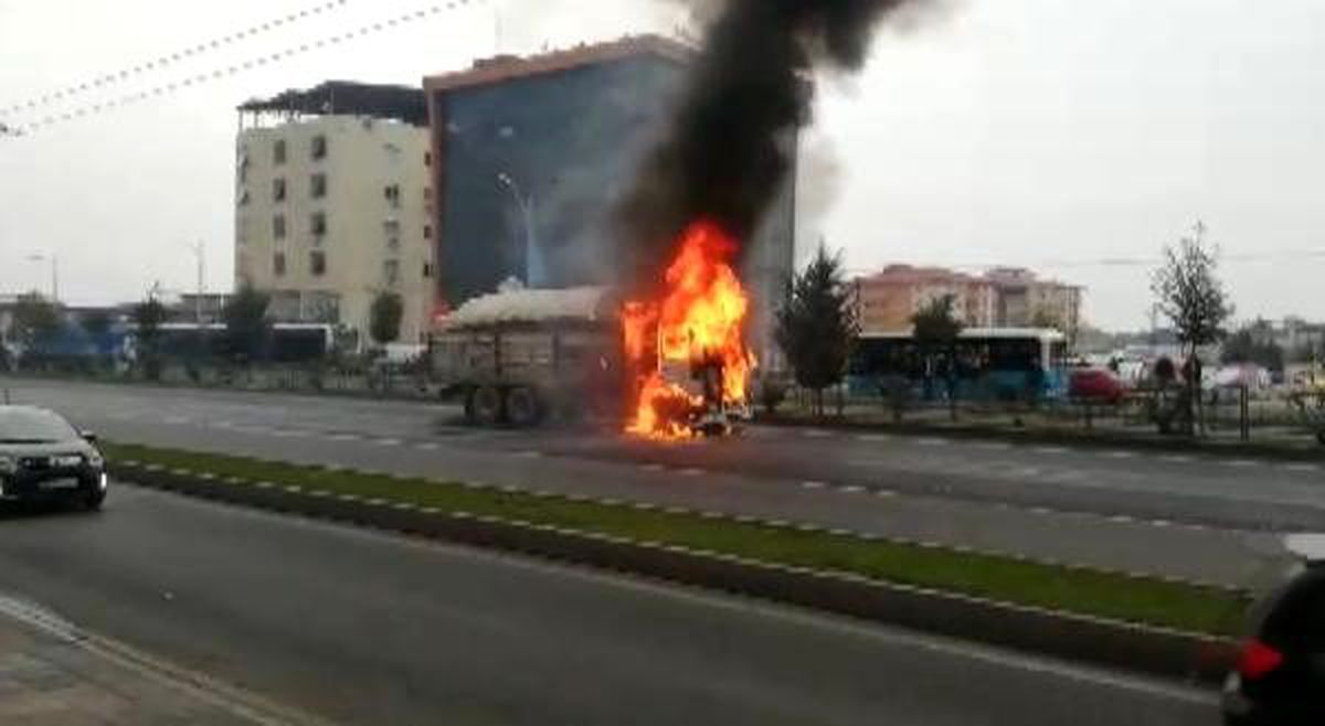 Pancar yüklü kamyonet yandı