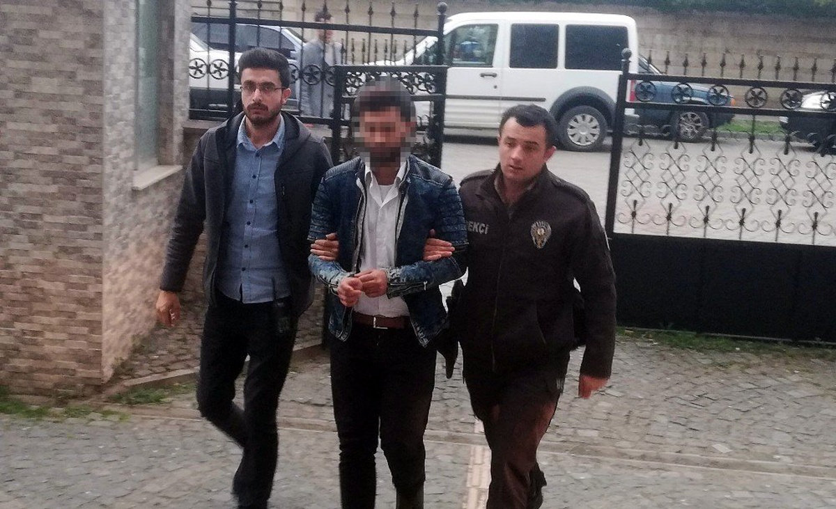 Polise bıçak çeken cezaevi firarisinin oğulları adliyede