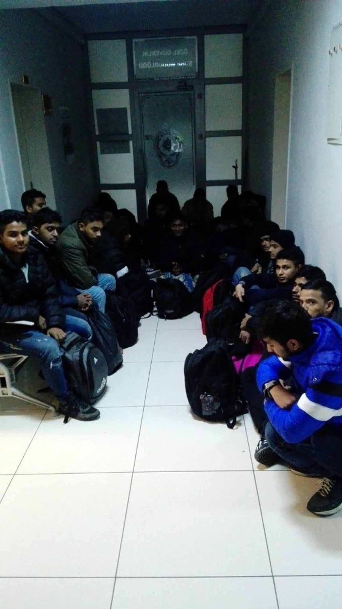 Polisi görünce kaçak göçmenleri bırakıp kaçtı