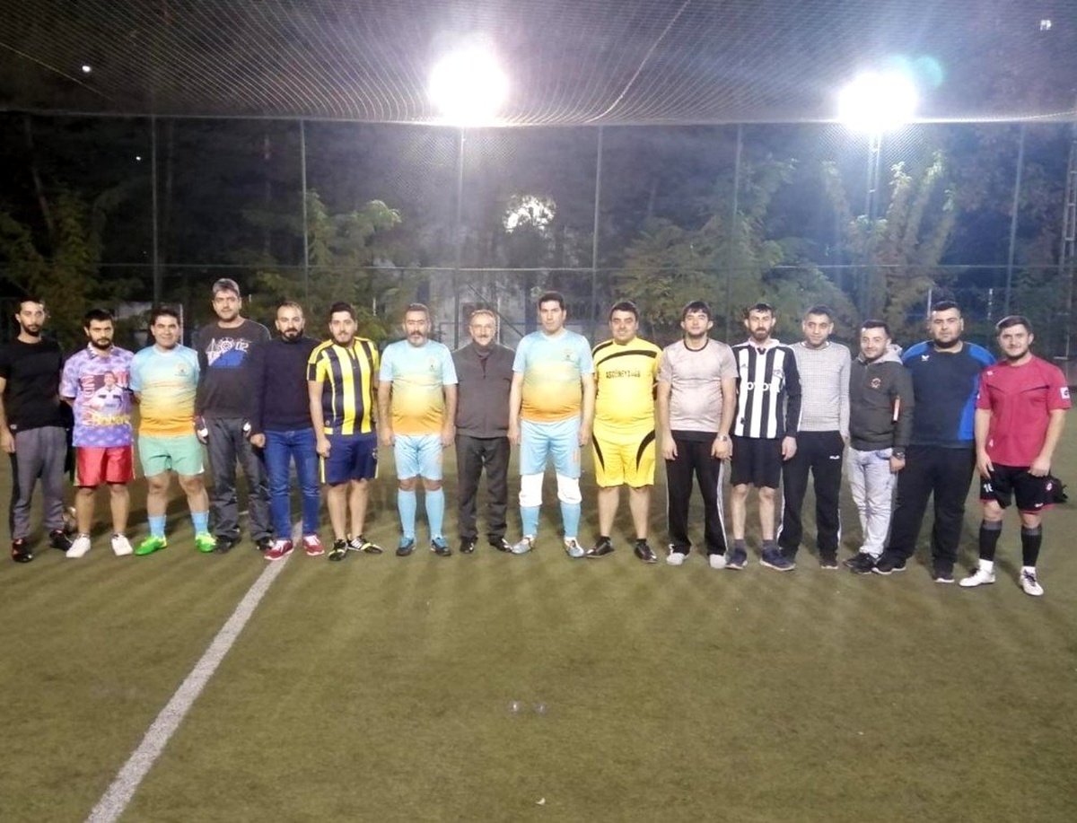 Siyasete yeni katılan gençlerle kaynaşmak için halı saha maçı etkinliği düzenlendi