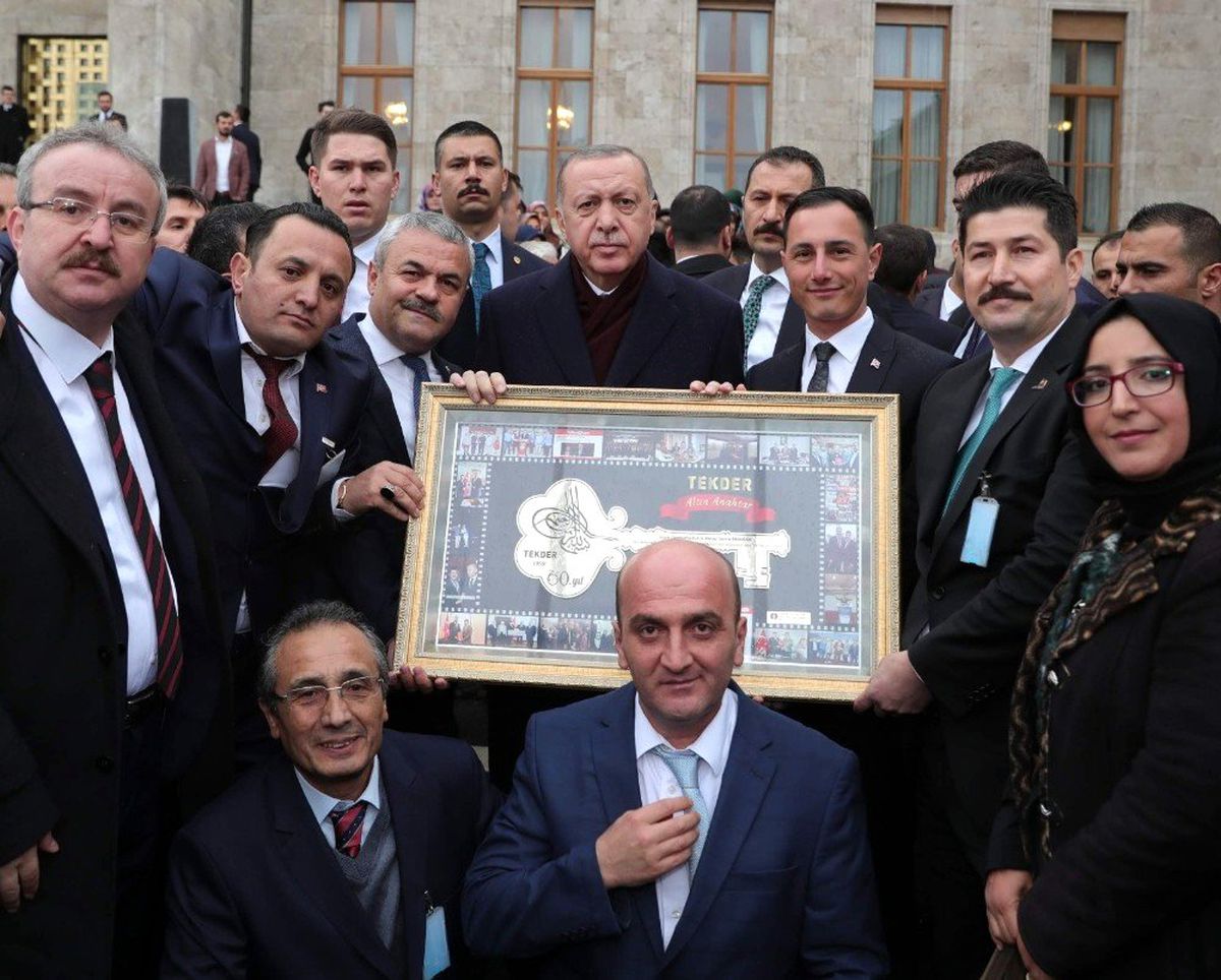 TEKDER\'den Cumhurbaşkanı Erdoğan\'a altın anahtar işlemeli tablo