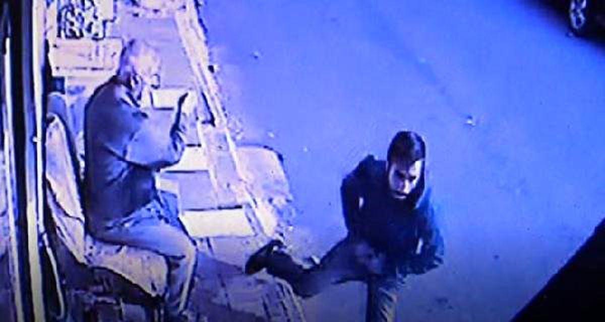 Tokalaşma bahanesiyle yaklaşıp, elindeki parayı alıp kaçtı