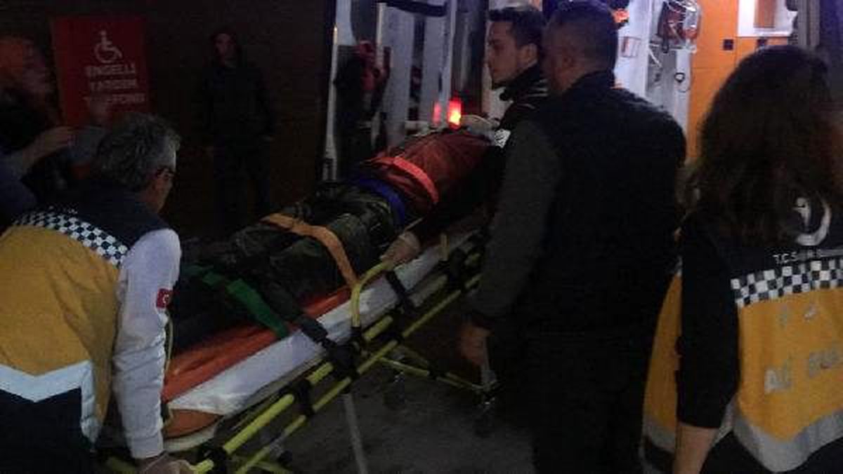 Traktör şarampole devrildi, sürücü ağır yaralı