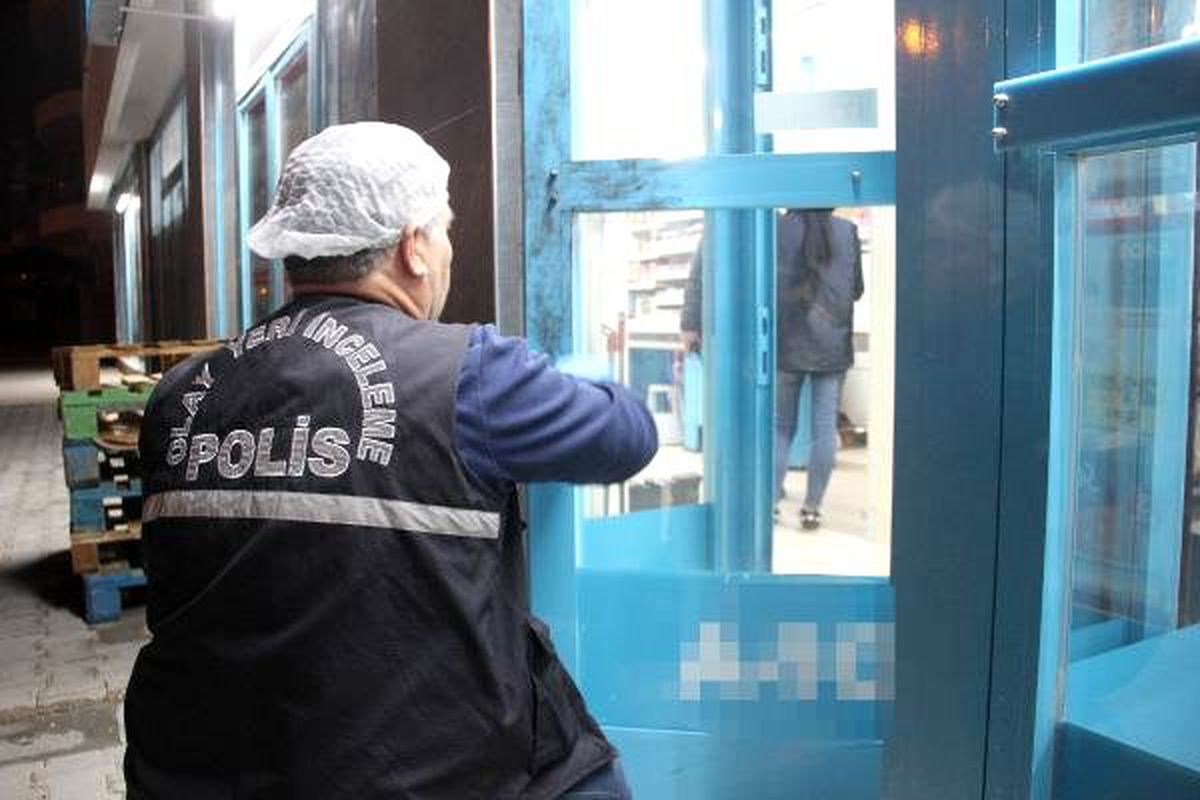 Tüfekli iki soyguncu, marketteki paraları alarak kaçtı