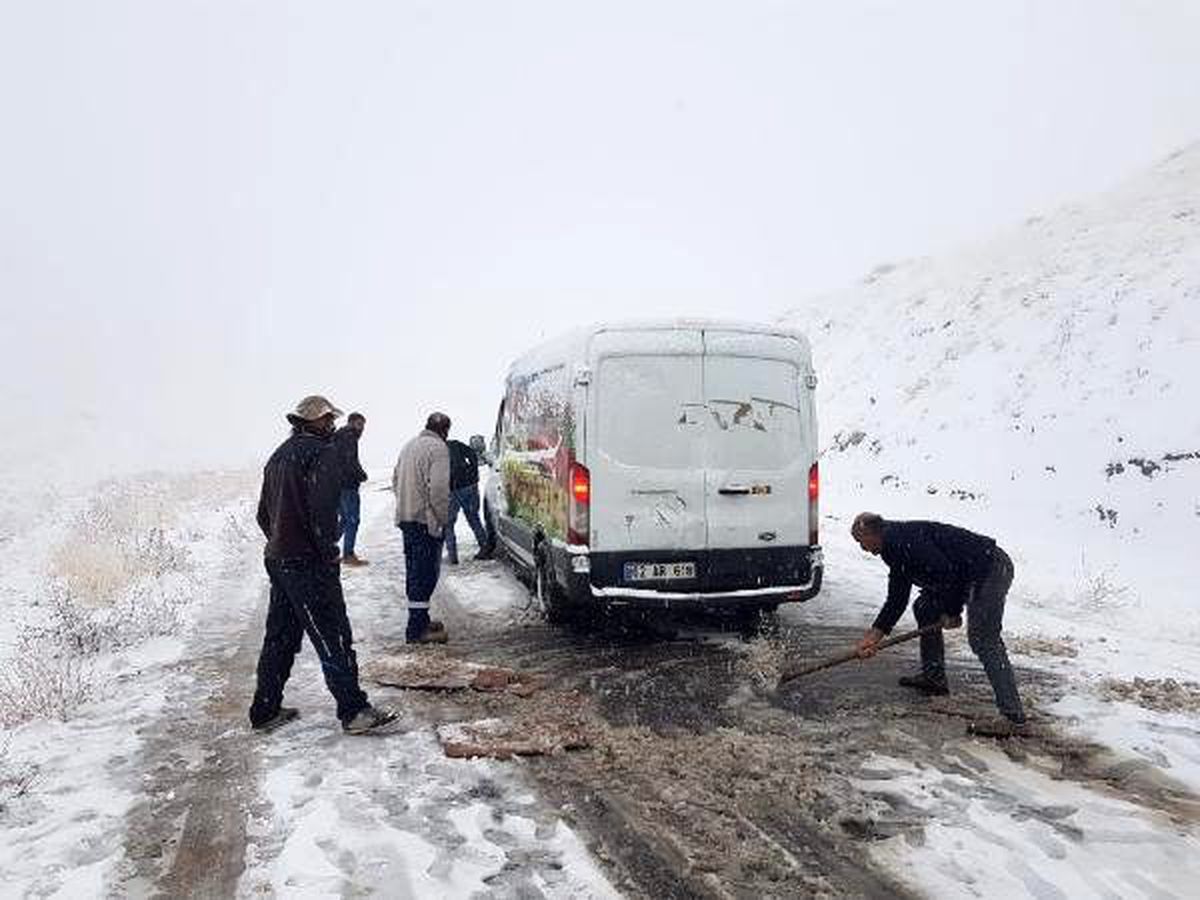 Tunceli\'ye mevsimin ilk karı; yollar kapandı, araçlar yolda kaldı