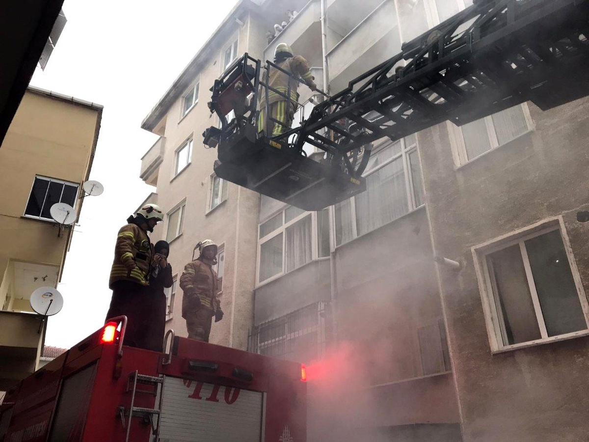 Ümraniye\'de apartmanda çıkan yangında can pazarı