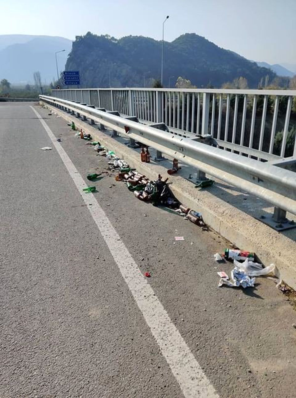 Üst geçit alkoliklerin mekânı oldu