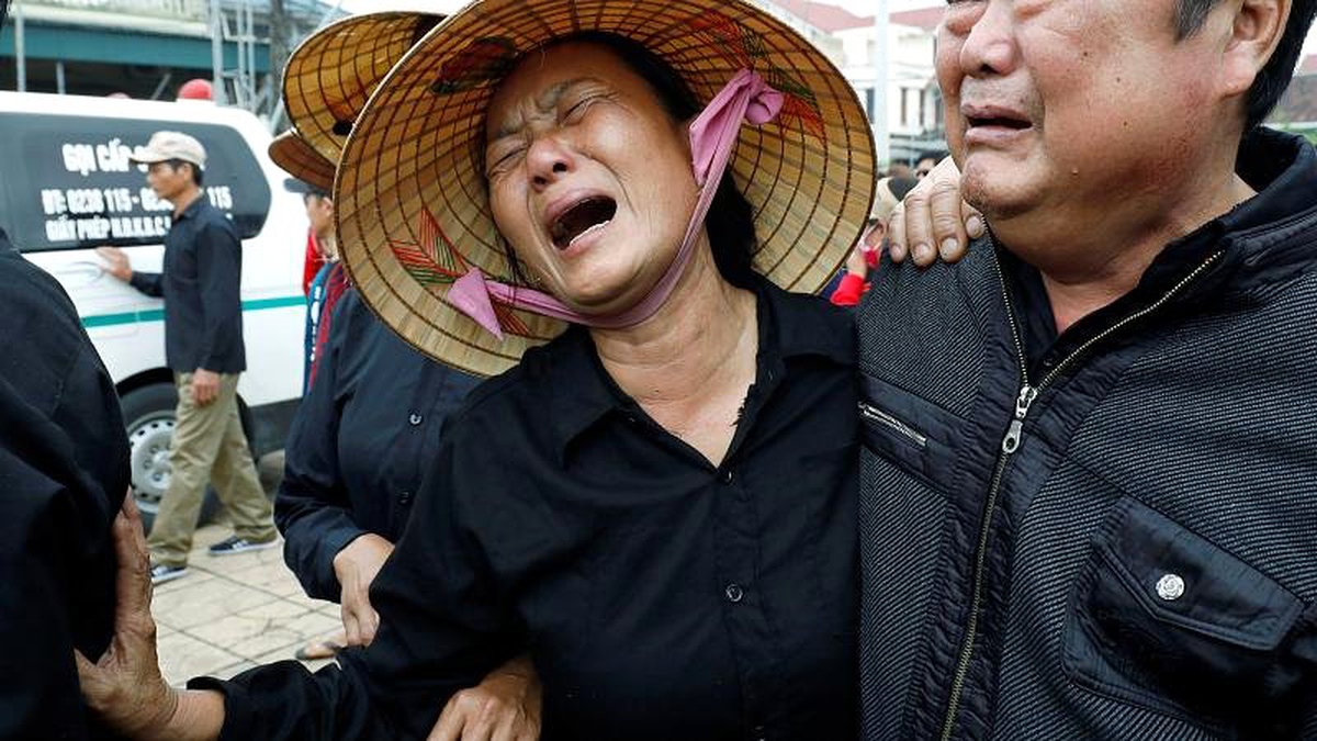 Vietnam, İngiltere\'de TIR\'ın konteynerinde ölü bulunan göçmenlerin ardından ağlıyor