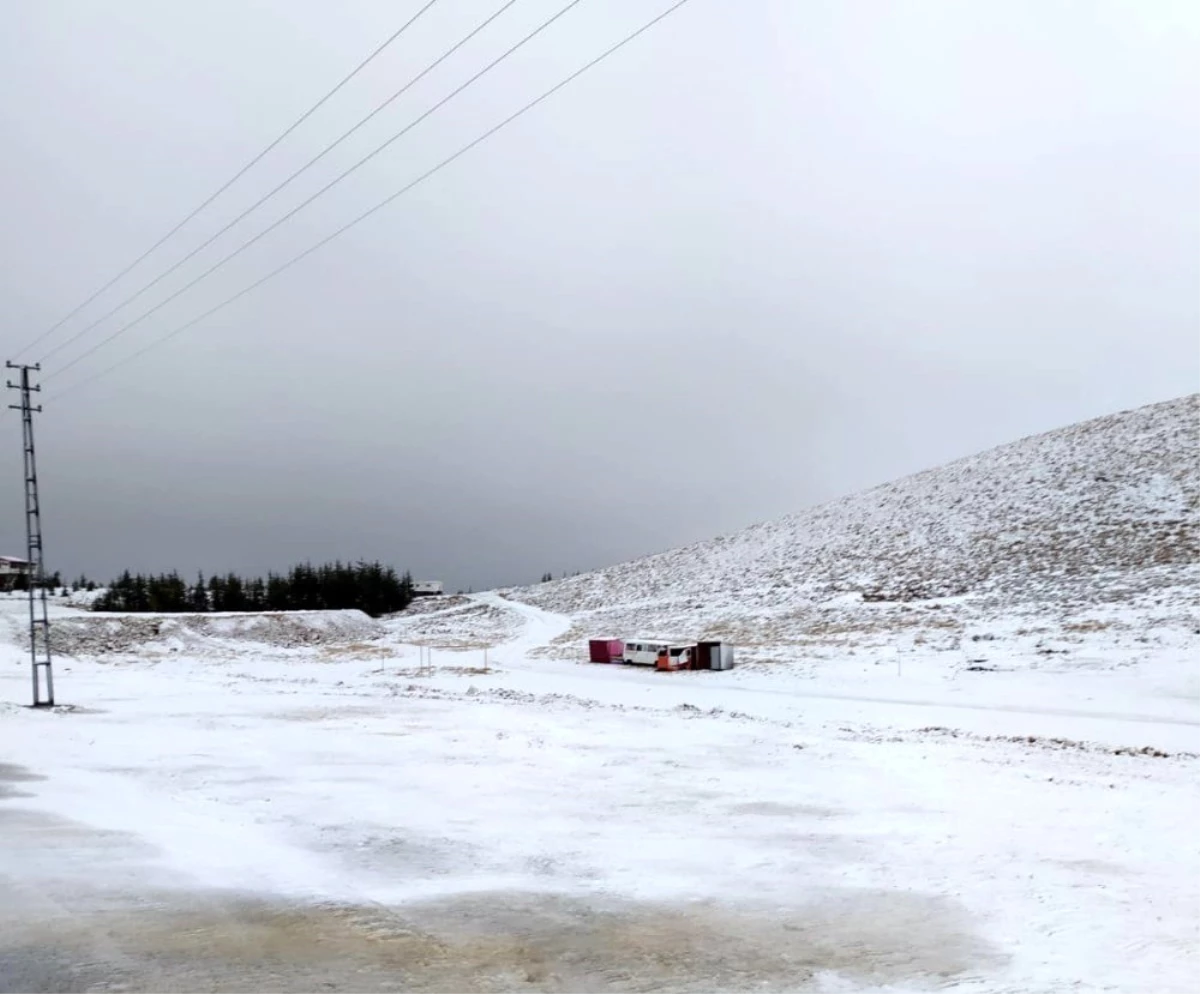 Yedikuyular Kayak Merkezi\'ne mevsimin ilk karı yağdı