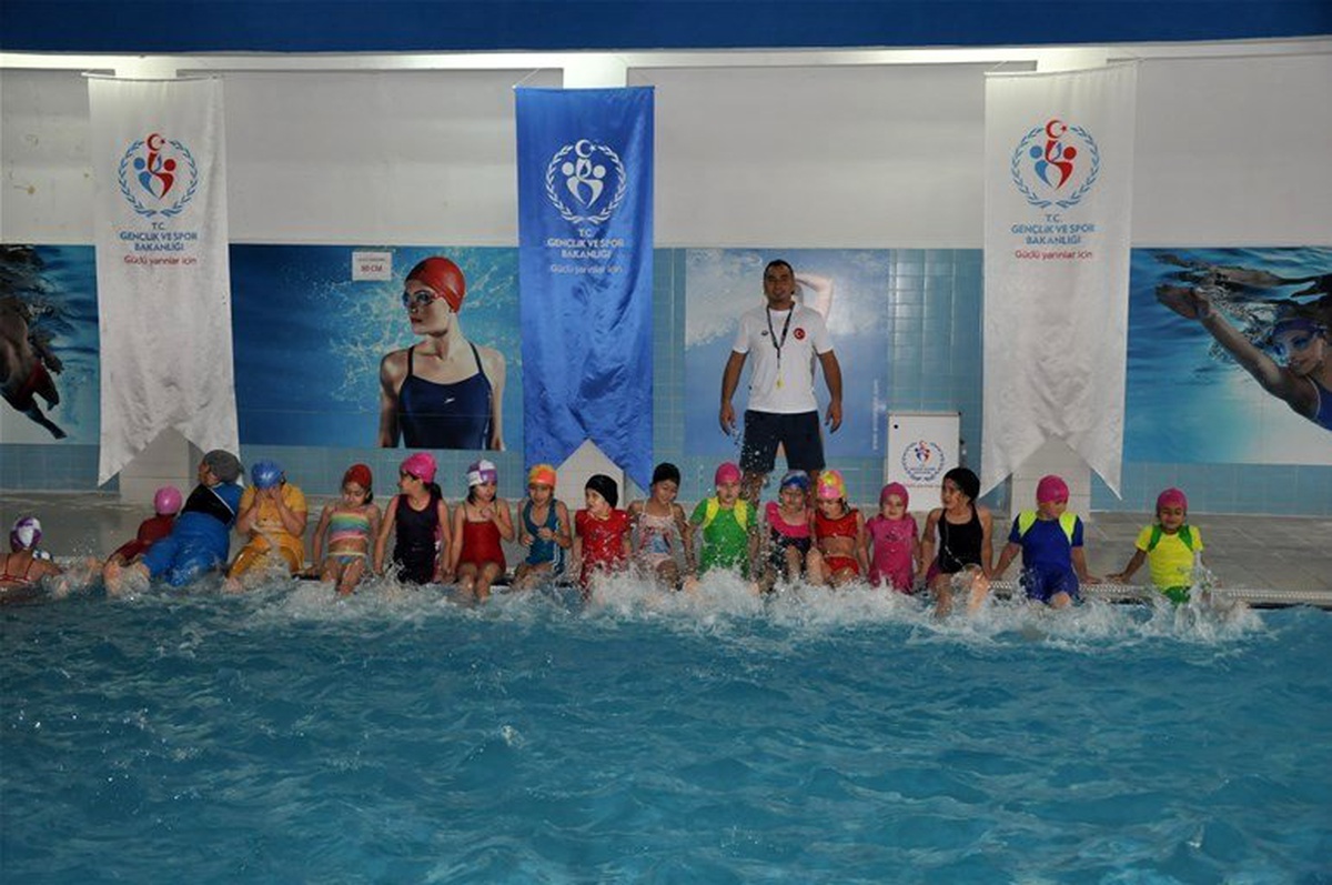 Yüzme Bilmeyen Kalmasın Projesi\'nde yeni şampiyonlar yetiştirme hedefi