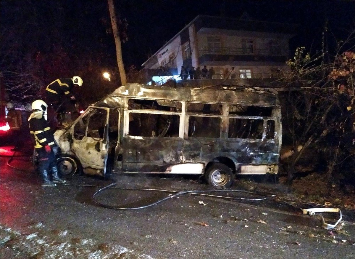 9 öğrenci alev topuna dönen serviste yanmaktan son anda kurtuldu