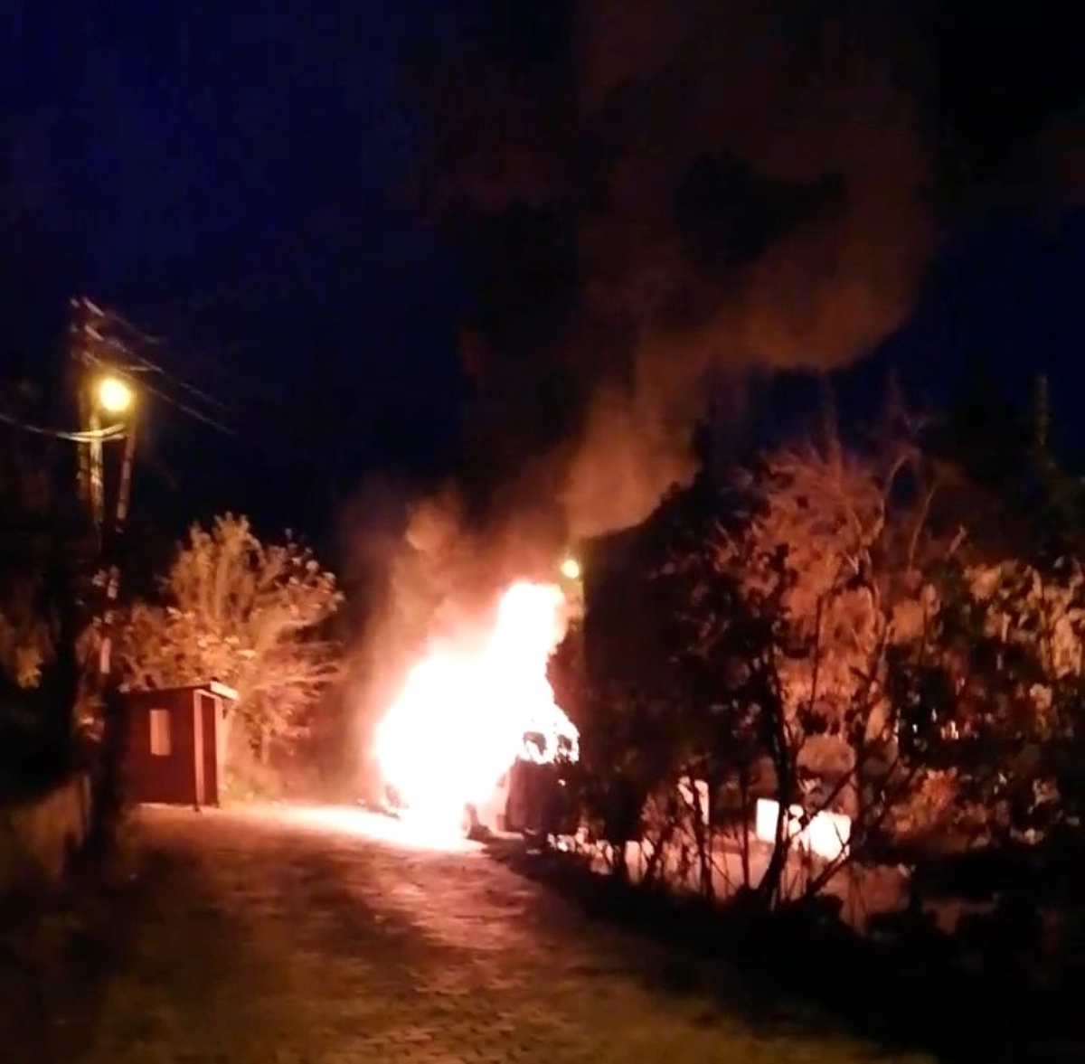 9 öğrenci alev topuna dönen serviste yanmaktan son anda kurtuldu