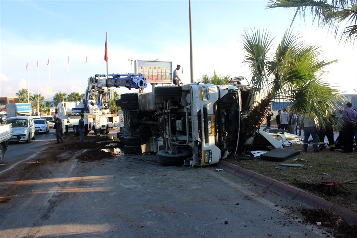 Adana\'da çöp yüklü tır devrildi: 2 yaralı