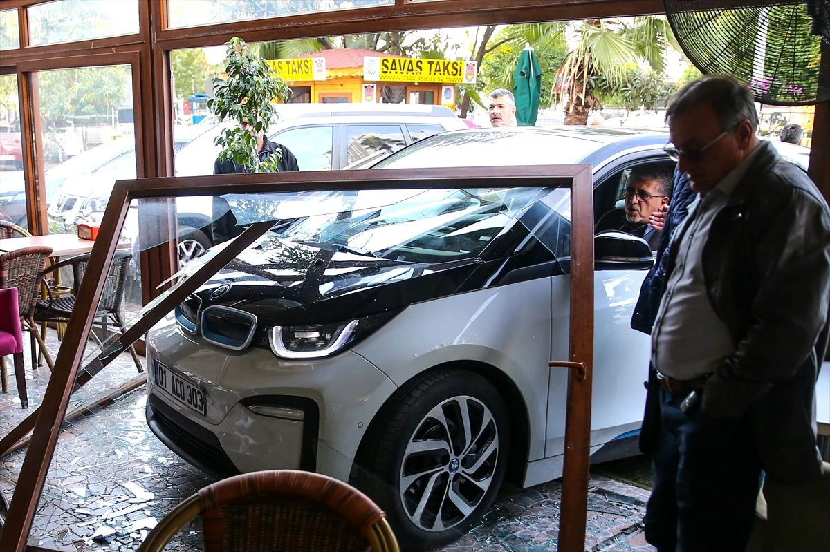 Adana\'da elektrikli otomobilin kafeye girmesi sonucu 2 kişi yaralandı