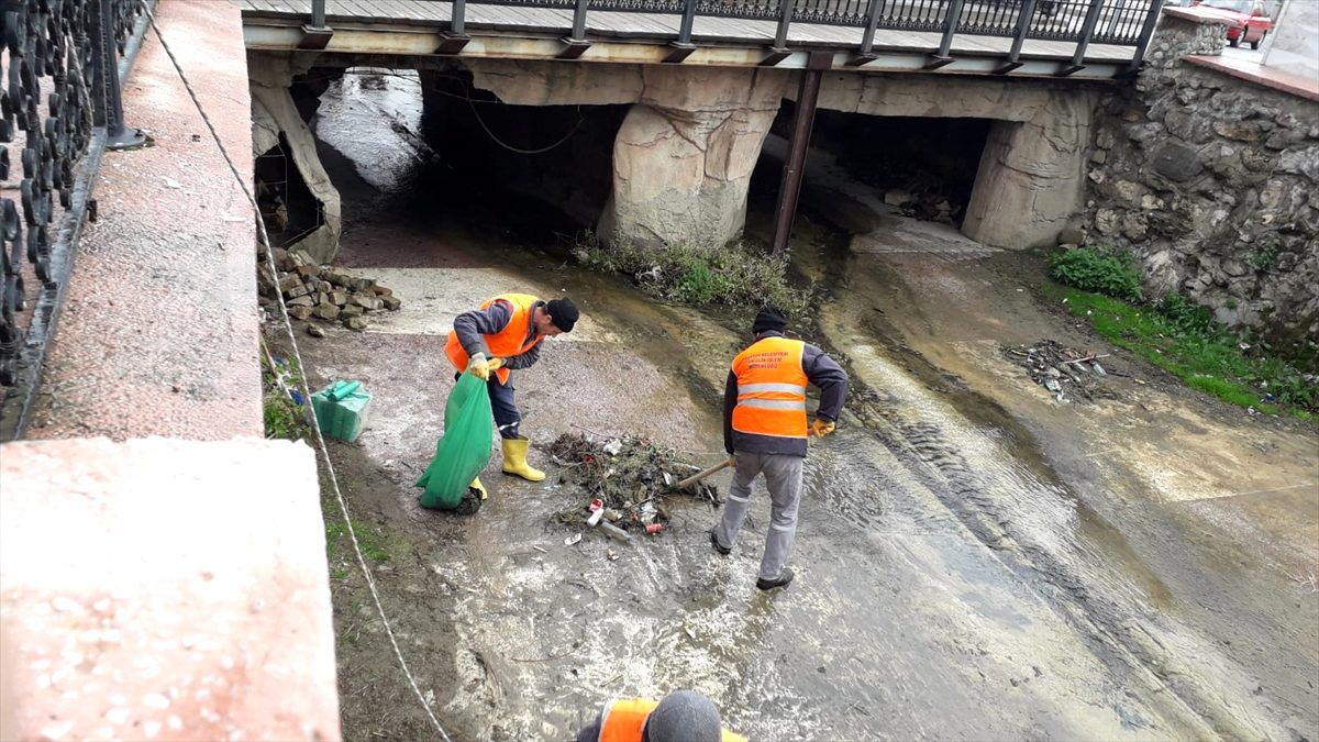 Akşehir Belediyesi temizlik ekipleri ilçede akan çayı temizledi