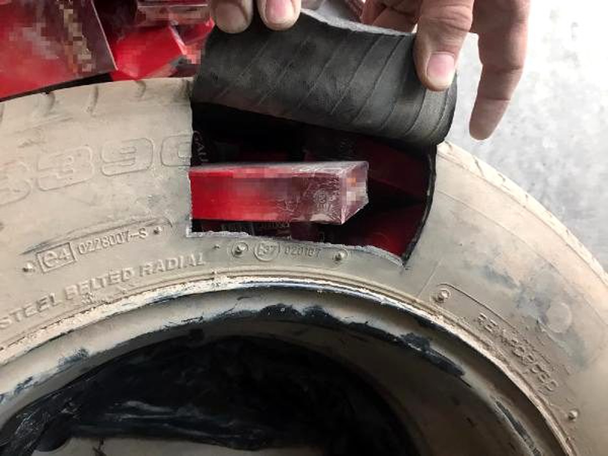 Aracın kaporta ve yedek lastiğinden kaçak sigara çıktı
