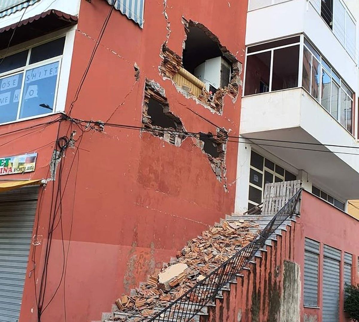 Arnavutluk\'ta depremde ölü sayısı 47 oldu