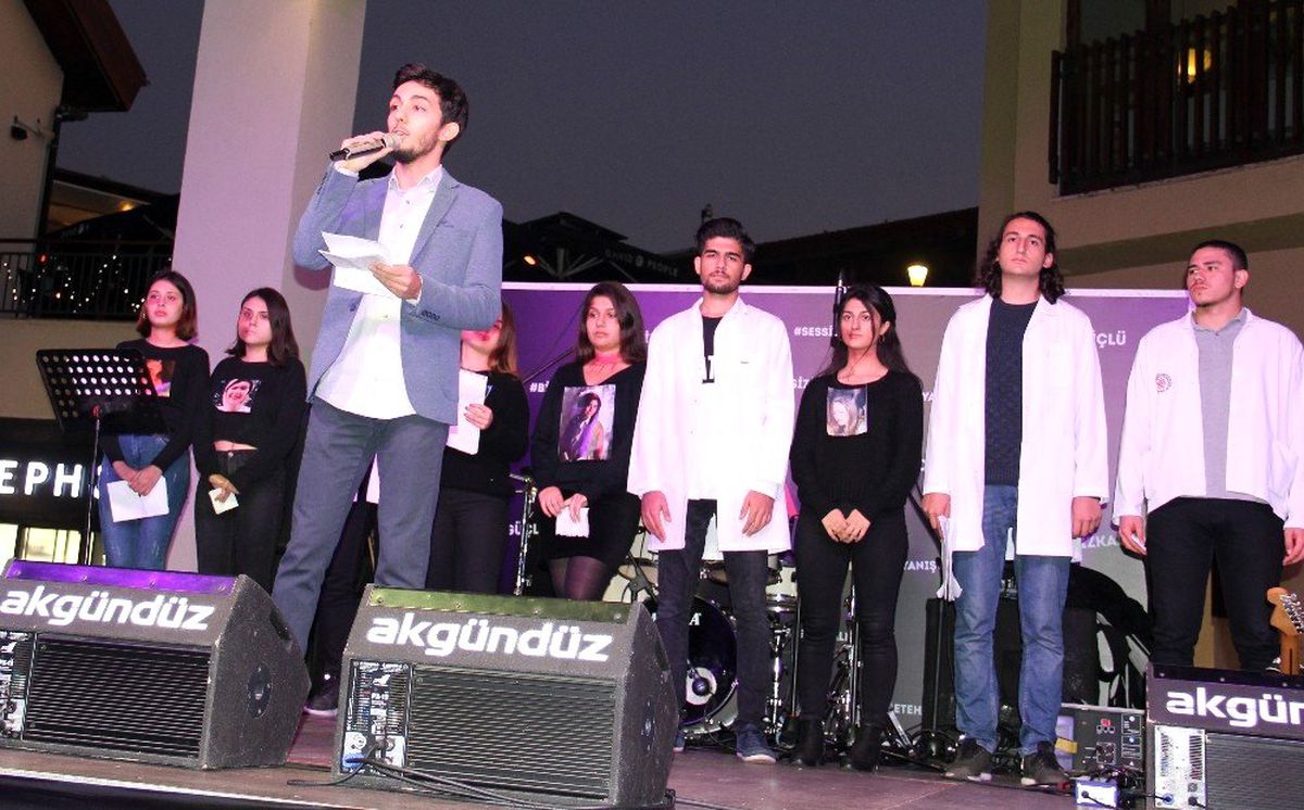 Aydın\'da tıp öğrencileri beyaz önlükleri ile kadına karşı şiddete \'dur\' dedi