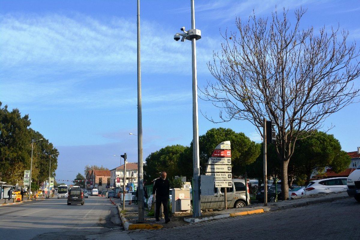 Ayvalık\'ta Mobese direği yerine dikildi