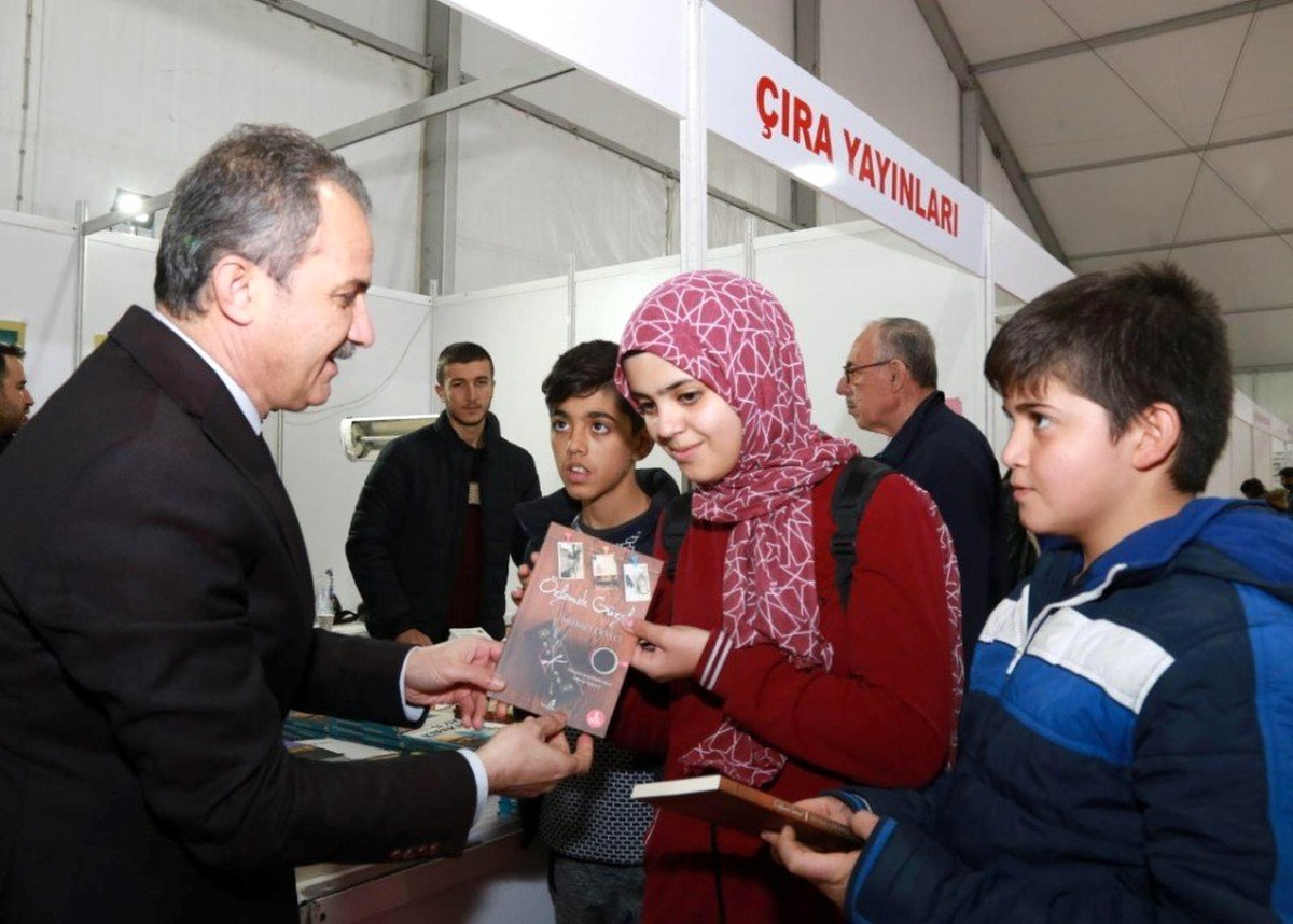 Başkan Kılınç, miniklere kitap hediye etti