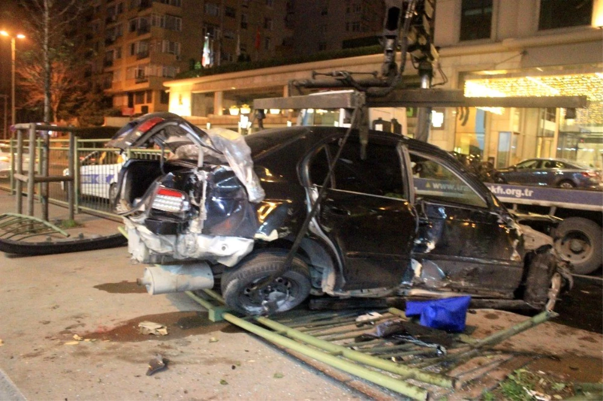 Beşiktaş Barbaros Bulvarı\'nda otomobil bariyerleri parçaladı: 1 yaralı