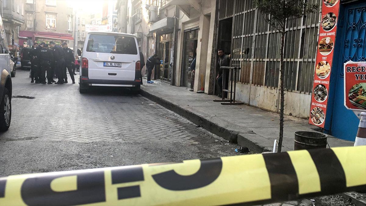 Beyoğlu\'nda internet kafeye silahlı saldırı: 4 yaralı