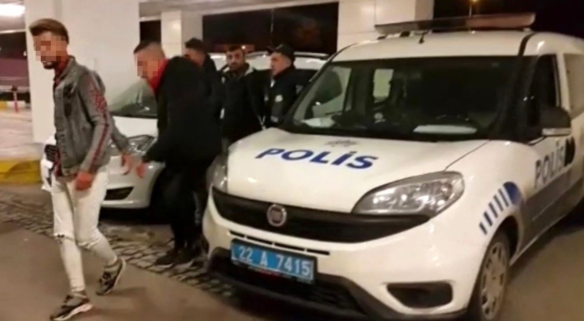 Cezayirli mülteciyi gasp eden 3 kişi yakalandı