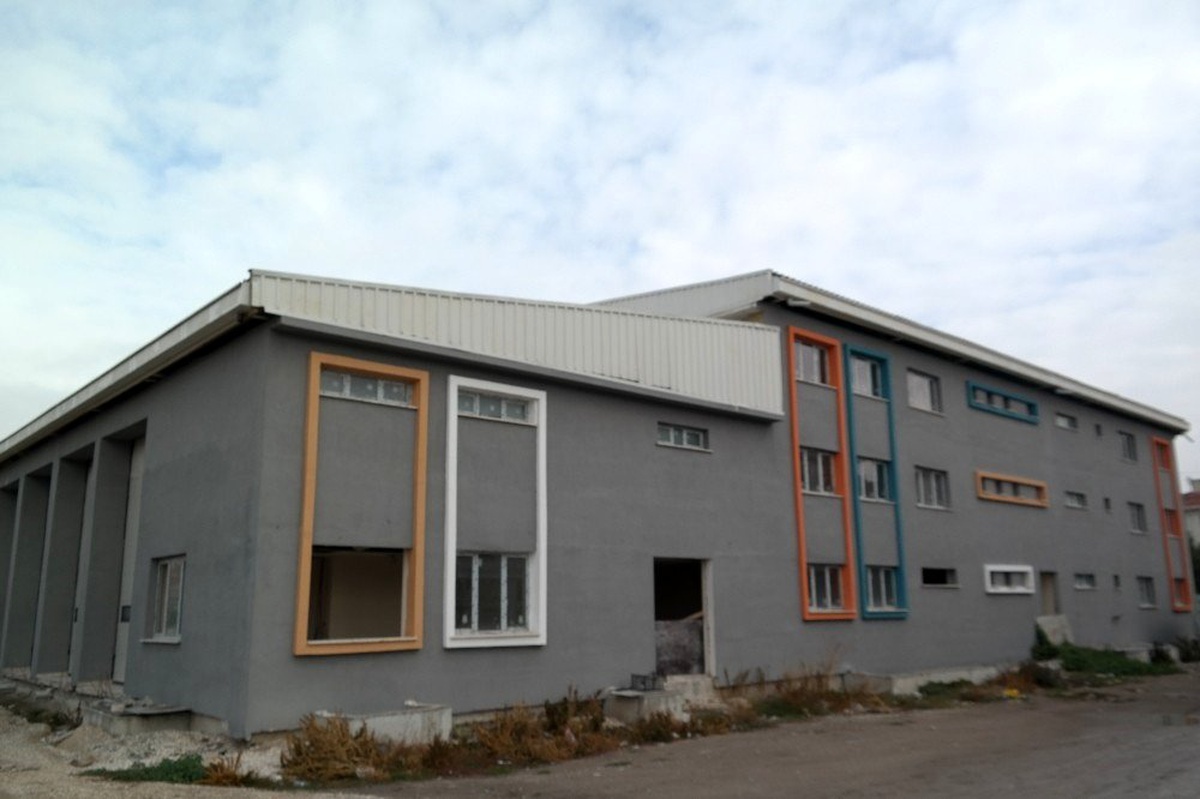 Çifteler \'de Büyükşehir Belediyesi Kompleksi kaderine terk edildi