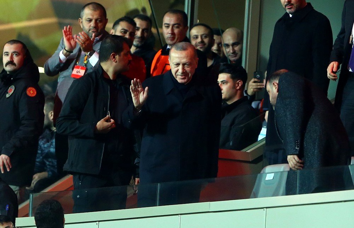 Cumhurbaşkanı Erdoğan, Başakşehir\'i yalnız bırakmadı