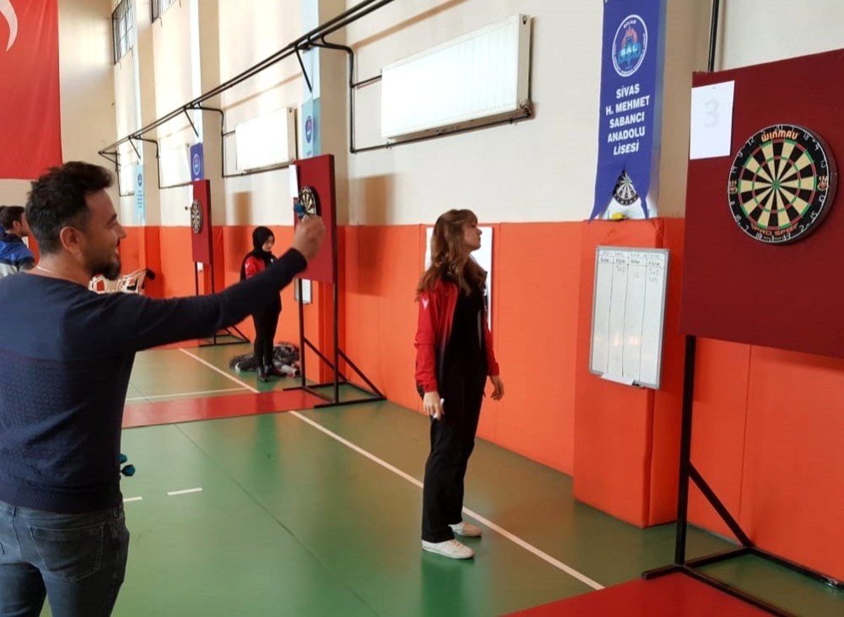 Dart turnuvasında kıyasıya rekabet