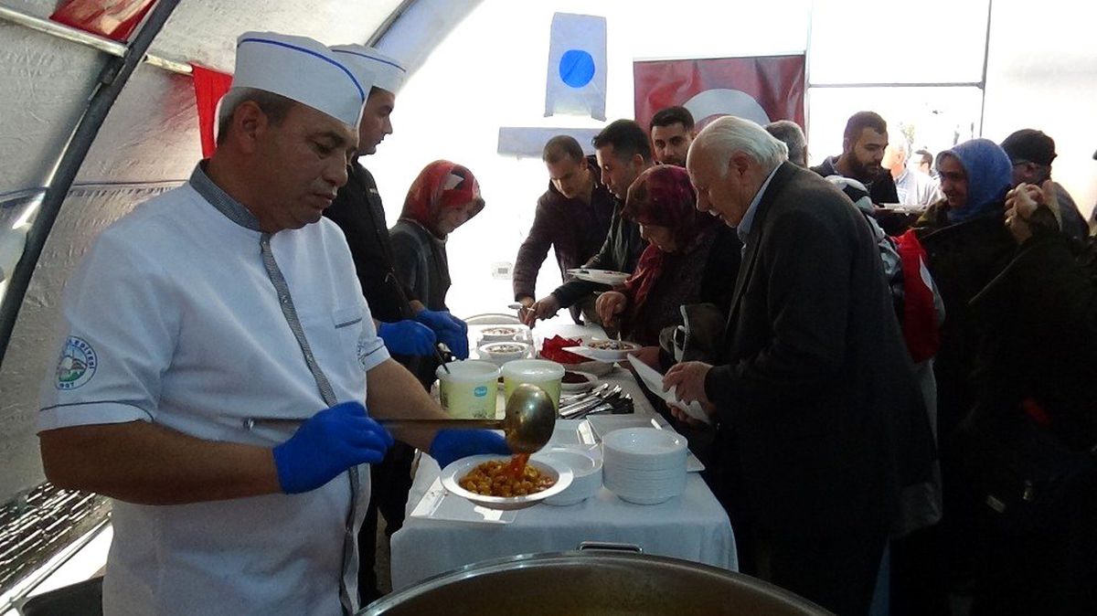Diyarbakır Anneleri\'ne mantı ikramı