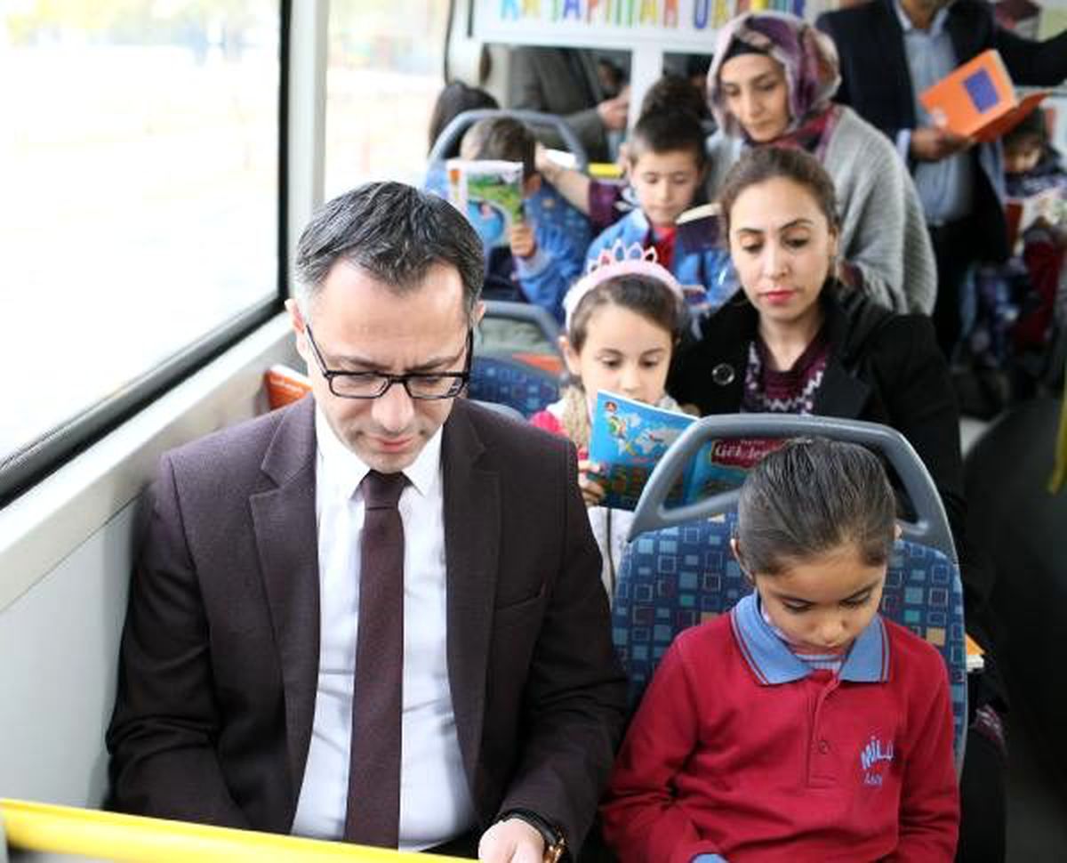 Diyarbakır\'da öğrenciler halk otobüslerinde kitap okudu