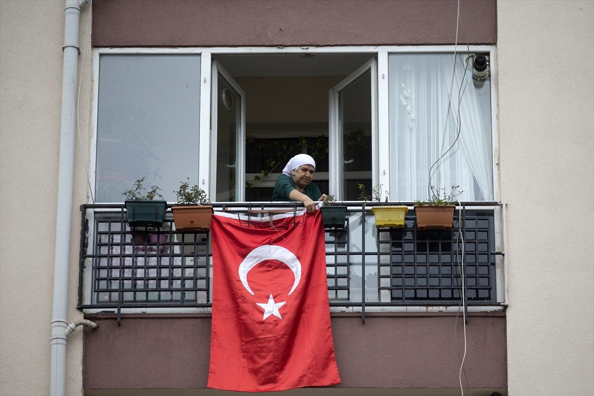 Edirne Valisi Ekrem Canalp, şehidin eşine taziyede bulundu