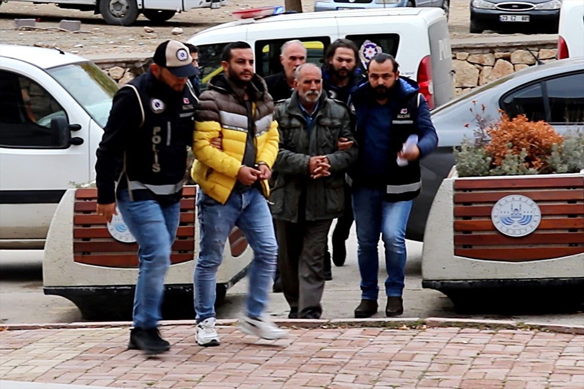 Elazığ ve Diyarbakır\'da 12 kaçak silah ele geçirildi