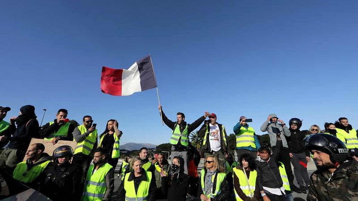 Emeklilikte yaşa takılmak istemeyen Fransızlar ülke çapında greve hazırlanıyor