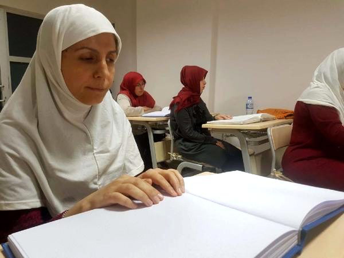 Görme engelliler \'Braille alfabesi\' ile Kuran öğreniyor