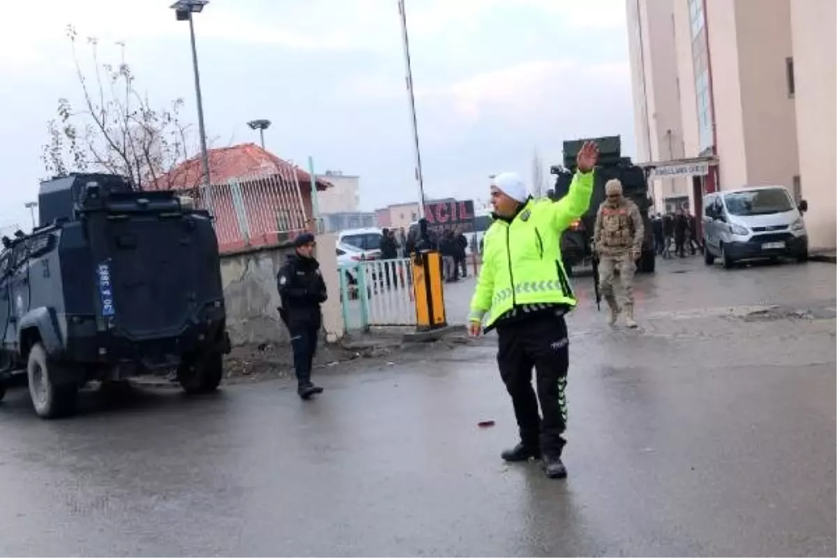 Hakkari\'de üs bölgesine yıldırım isabet etti: 2 şehit, 13 yaralı