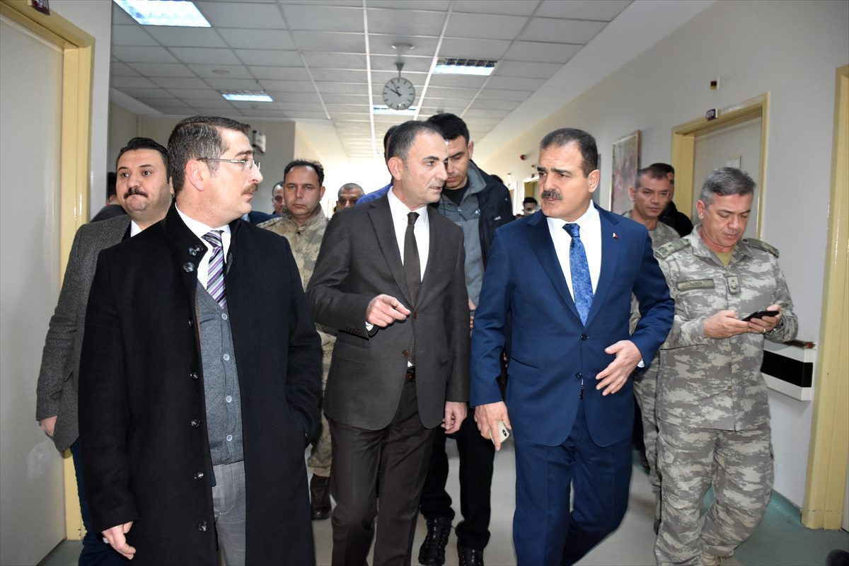 Hakkari Valisi Akbıyık\'tan yıldırım düşmesi sonucu yaralanan askerlere ziyaret
