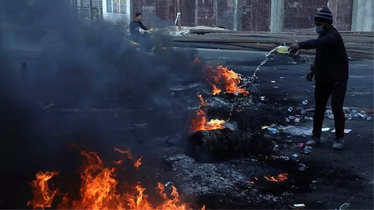 Iraklı protestocular İran Başkonsolosluğu\'nu ateşe verdi