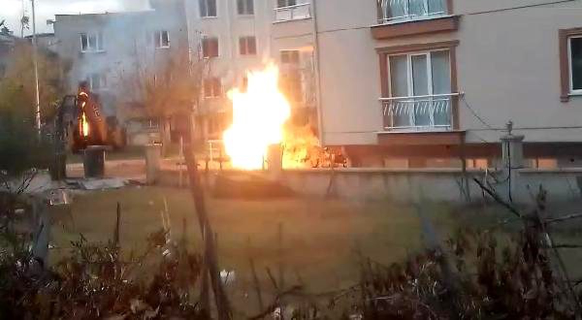 İş makinesi doğal gaz borusunu patlattı, alevler korkuttu