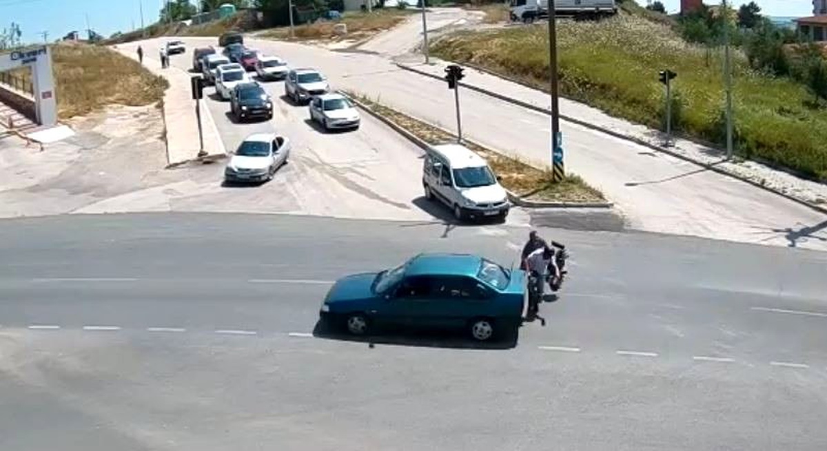 Işık ihlali yaptığı iddia edilen araç, motosiklete çarptı