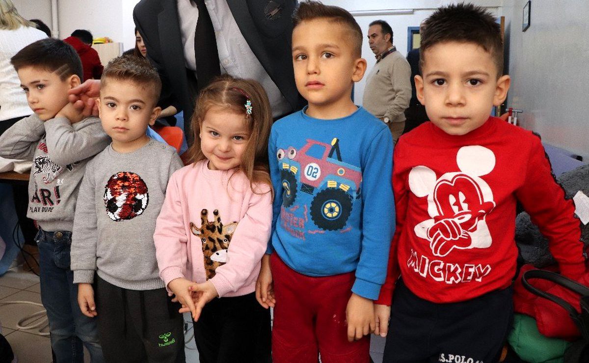 İşitme engelli çocuklara saç bakımı