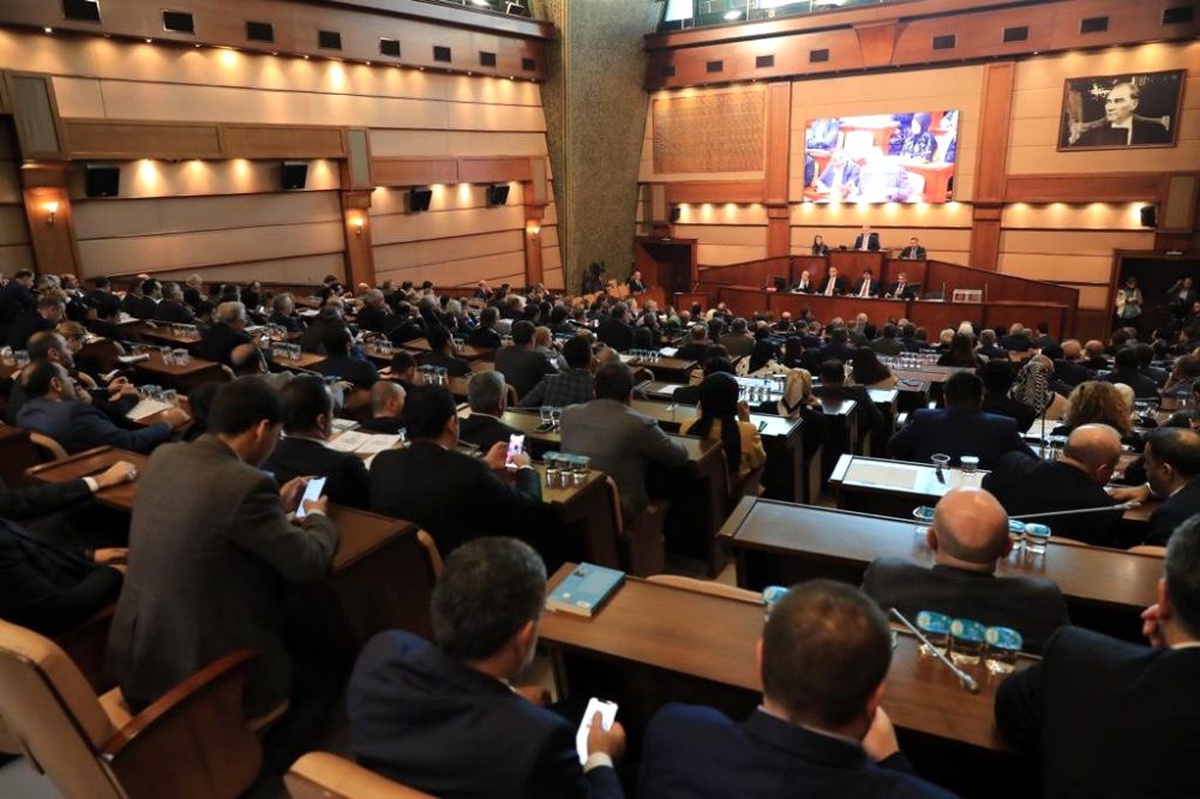 İstanbul\'da su zammı teklifi AK Parti ve MHP grubunun oylarıyla reddedildi