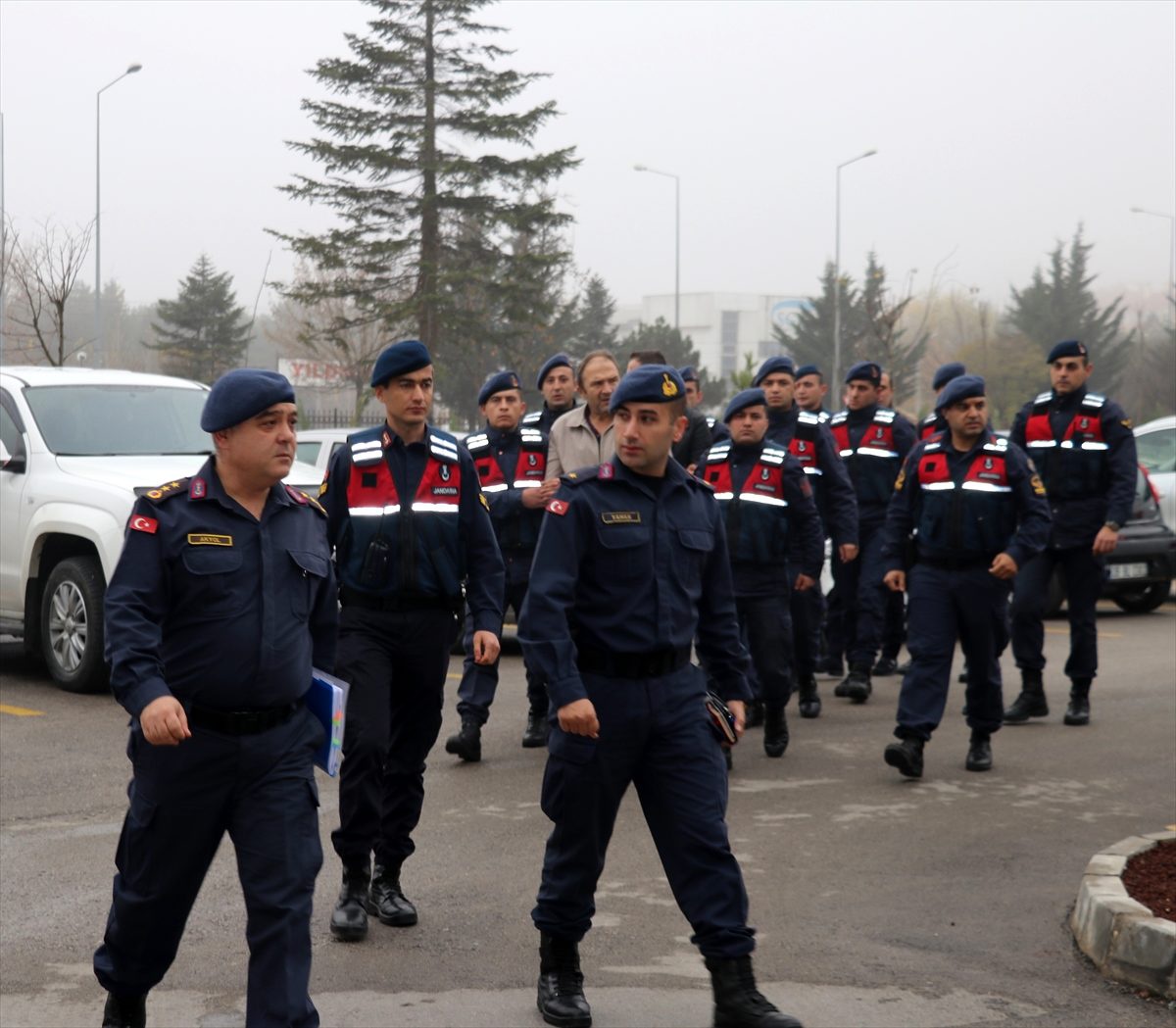 İstanbul\'dan Bolu\'ya kadar takip ettikleri araçtan 98 bin avro çalmışlar