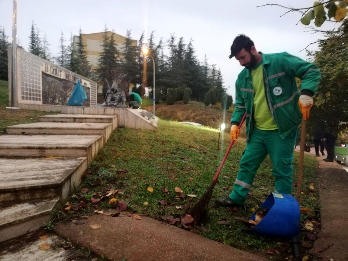 İzmit Belediyesi Şehitler Parkında bakım başlattı