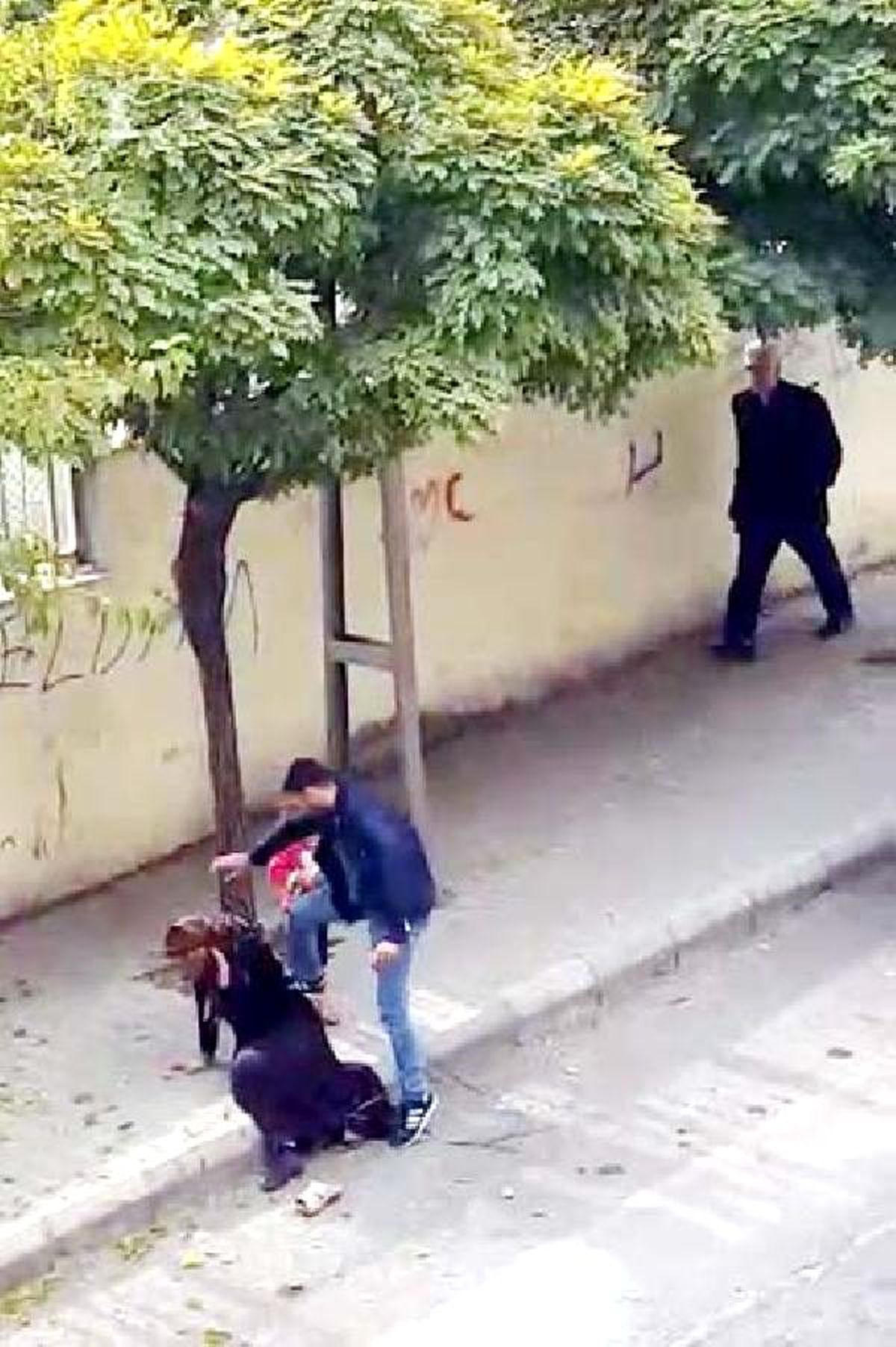 Kadını sokak ortasında tekme- tokat dövdü