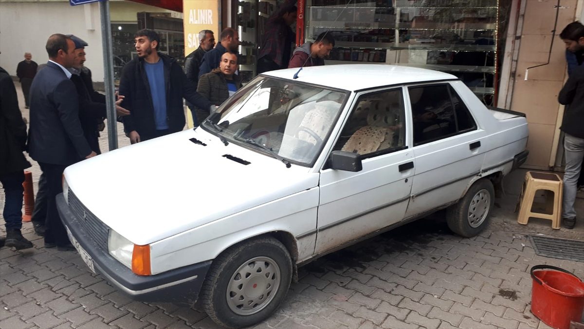 Kahramanmaraş\'ta otomobil iş yerine girdi