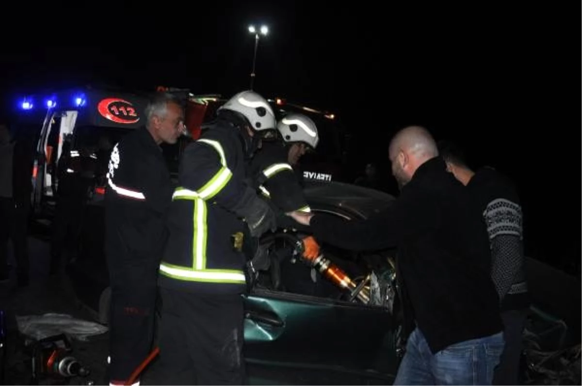 Kamyon kazasına müdahale eden polise otomobil çarptı: 1\'i polis, 2 yaralı