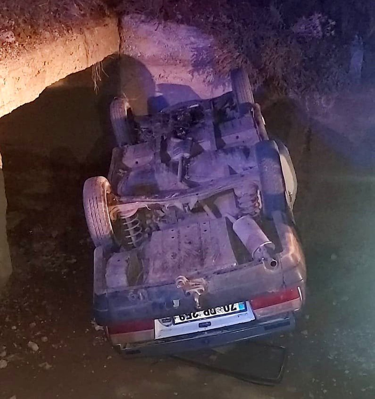 Karaman\'da otomobil sulama kanalına düştü: 3 yaralı
