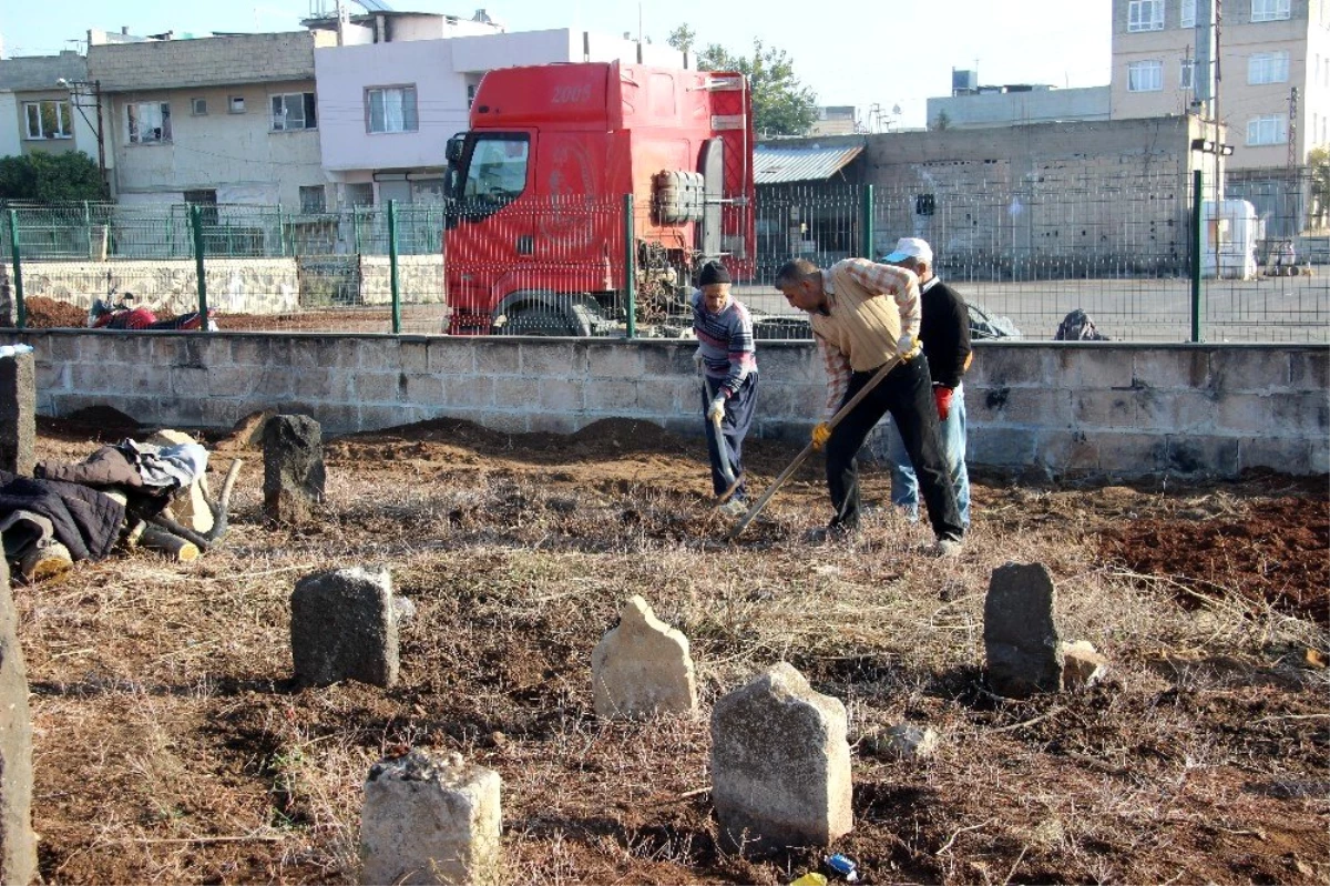 Kilis\'te ecdadın yattığı tarihi mezarlıkların bakım ve onarımına başlandı